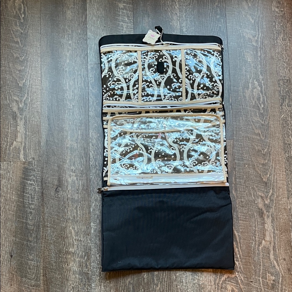 Black and white Hanging travel Organizer